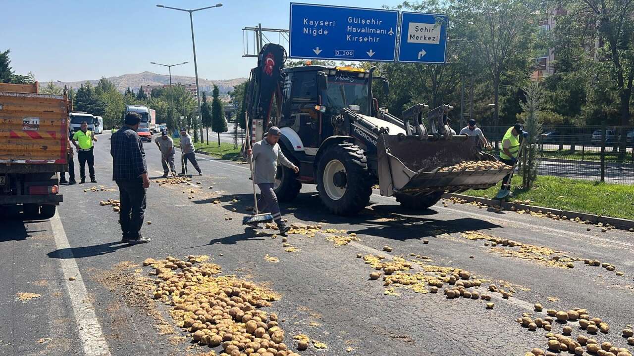 TIR’daki 1 ton patates yola döküldü! Şoföre ceza yağdı 1